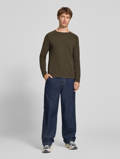 Männermodel trägt Regular Fit Pullover aus reiner Baumwolle Modell 'Hill' von JACK & JONES in Strick-Optik, Ganzkörperansicht von vorne.
