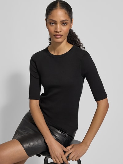Modelka nosi Regular Fit Longsleeve mit Rundhalsausschnitt Modell 'Selay' od Drykorn, czarnia, bawełna, wzór strukturalny, półrękaw, widok na górną część ciała z przodu.