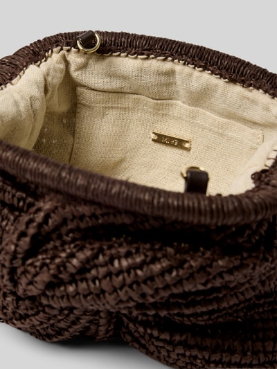 Produktfoto, Handbag in Flecht-Optik Modell 'Sita' von Mango, Hauptfach offen, Struktur in Dunkelbraun, Ketten-Optik, Maße 23x15x8 cm, Abnehmbarer Trageriemen