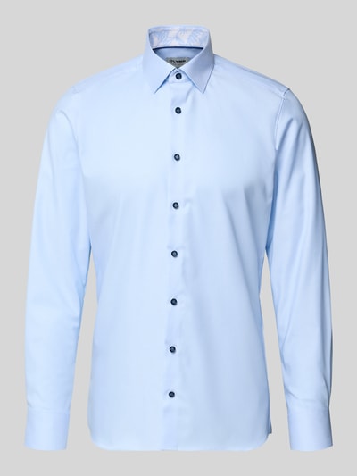 Produktfoto, Slim Fit Business-Hemd mit Kentkragen von OLYMP Level Five, hellblauer Baumwoll-Mix mit Stretch, unifarbenes Design, Vorderansicht.