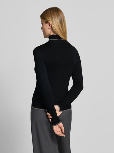 Frauenmodel trägt Slim Fit Longsleeve aus Viskose-Mix Modell 'MAGLIA CHIUSA' von Liu Jo White in Schwarz mit Stehkragen, Logo-Detail, Rückenlänge 57 cm, Ärmellänge 66 cm, Ganzkörperansicht Rückansicht.