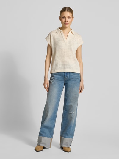 Frauenmodel trägt Strickshirt mit Polokragen und V-Ausschnitt Modell 'Somona' von OPUS im Regular Fit, helle Farbe, vorne, Ganzkörperansicht von vorne. Baumwoll-Elasthan-Mix, lockere Struktur, Damenmode.