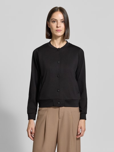 Frauenmodel trägt Regular Fit Sweatjacke mit Viskose-Anteil Modell 'SC-DANIELA 11' von Soyaconcept in Schwarz und Beige, Ganzkörperansicht von vorne. Damen Sweatjacke von Soyaconcept.