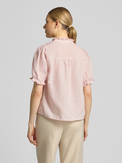 Frauenmodel trägt Blusenshirt aus Leinen-Baumwoll-Mix Modell 'Odesa' von Neo Noir in zartem Rosa, Regular-Fit, Ganzkörperansicht Rückansicht, Damen Blusenshirt, V-Ausschnitt, Rückenlänge bei Größe 36: 58 cm, Ärmellänge bei Größe 36: 31 cm.