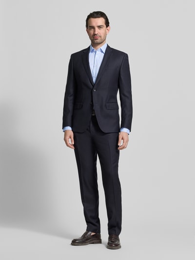 Männermodel trägt Slim Fit Businesshemd mit Kentkragen von Jake*s in Hellblau, elastischer Material-Mix, Knopfleiste, Ganzkörperansicht von vorne.