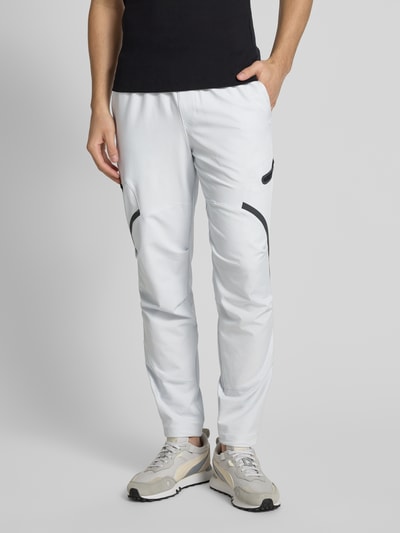 Under Armour Relaxed Fit Trainingshose mit Cargotaschen Modell 'Unstoppable' Hellgrau 4