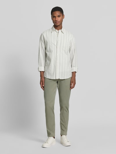 Männermodel trägt Slim Fit chino uit katoenmix model 'MILES' van Selected Homme, look: effen, zij-steekzakken, knoop- en ritssluiting, katoentextuur, Ganzkörperansicht van voren.