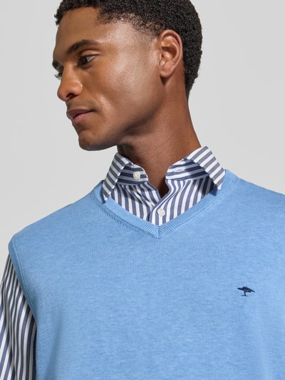 Männermodel trägt Regular Fit Pullunder aus reiner Baumwolle mit Logo-Stickerei von Fynch-Hatton, hellblau, Nahaufnahme Oberkörper