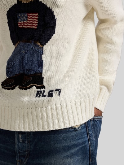 Frauenmodel trägt Comfort Fit Strick-Hoodie mit Polo-Bear-Intarsia von Polo Ralph Lauren, cremefarben, Strick, Nahaufnahme Oberkörper.