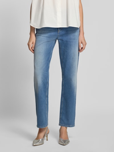 Frauenmodel trägt Straight Fit Jeans aus Baumwoll-Mix Modell 'GINI' von CAMBIO, mittleres Blau, leicht verwaschene Optik, Damen Straight Fit Jeans, Nahaufnahme Vorderansicht.