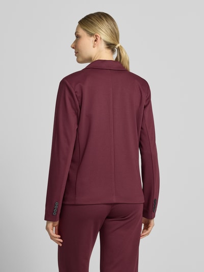 Vrouwenmodel draagt Regular fit blazer met viscose, materiaalmix, Reverskraag, klepzakken, knoopsluiting, Model 'Nanni' van FREE/QUENT, ruglengte 59 cm, borstwijdte 50 cm, mouwlengte 64 cm, kleur bordeauxrood, gladde textuur, Ganzkörperaanzicht achterkant.