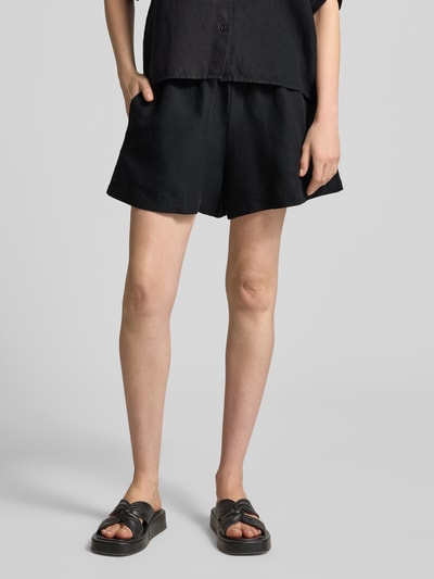 Frauenmodel trägt Relaxed Fit Shorts aus Leinen-Viskose-Mix Modell 'TALLAN' von BOSS Orange, Optik: Unifarben, Passform: Relaxed-Fit, Mid Waist, Bundabschluss: Elastisch, Material: Leinen-Viskose-Mix, Ganzkörperansicht von vorne.