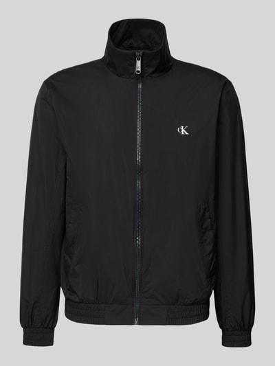Produktfoto, trainingsjack met logoprint en opstaande kraag van Calvin Klein Jeans, zwart, regular fit, ritssluiting, steekzakken, ruglengte maat M 67 cm, schouderbreedte 48 cm, borstwijdte 57 cm, mouwlengte 66 cm