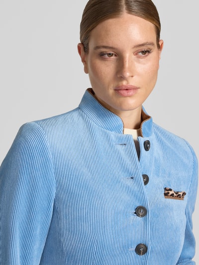 Frauenmodel trägt Blazer in Cord-Optik von White Label, niebieski, stójka, kieszenie z patką, listwa guzikowa, imitacja sztruksu, żakiet damski, Szerokość w rozmiarze 36: 40 cm, Długość tyłu w rozmiarze 36: 59 cm, Długość rękawów w rozmiarze 36: 63 cm, zbliżenie na górną część ciała