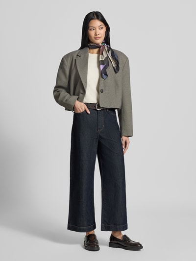 Vrouwenmodel draagt Relaxed Fit Jeans aus Baumwoll-Mix van s.Oliver BLACK LABEL, donkerblauw, rechte pijpen, Ganzkörperansicht van voren.