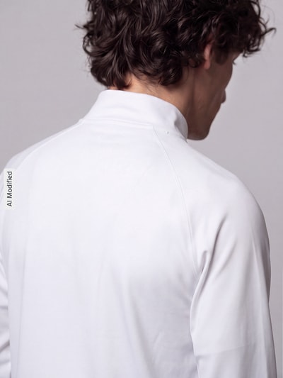 Männermodel trägt Regular Fit Sport-Langarmshirt mit Ultra-Dry-Technologie von Lacoste, weiße Farbe, glatte Textur, Ganzkörperansicht Rückansicht, Herren Sport-Langarmshirt von Lacoste Sport, KI-modifiziertes Bild.