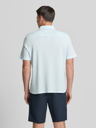 Männermodel trägt Regular Fit Freizeithemd aus Baumwoll-Mix von s.Oliver RED LABEL in Hellblau mit Waffelstruktur, Rückansicht, Ganzkörperansicht.