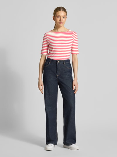 Frauenmodel trägt Regular Fit T-Shirt aus reiner Baumwolle von Tom Tailor im Two Tone Look, U-Boot-Ausschnitt, kurzarm, Ganzkörperansicht von vorne.