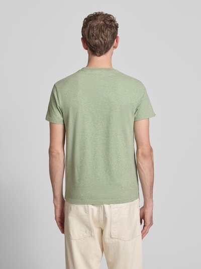 Männermodel trägt Regular Fit T-Shirt mit Logo-Stitching von Superdry in hellem Grün aus reiner Baumwolle, Ganzkörperansicht Rückansicht.