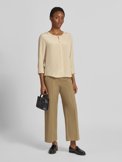 Frauenmodel trägt Regular Fit Bluse mit 3/4-Arm von Luisa Cerano in Beige, lockerer Schnitt, Rundhalsausschnitt, Ganzkörperansicht von vorne.