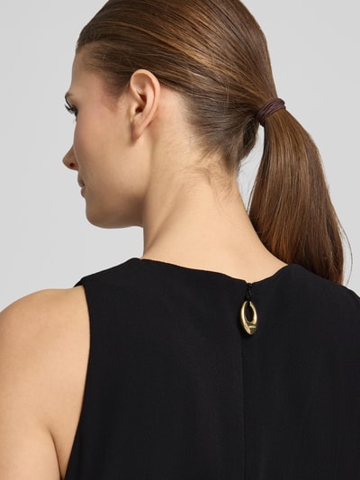Frauenmodel trägt Tailliertes Businesskleid mit Raffung Modell 'KENDELA' von HUGO in Schwarz, Crêpe-Material, Detailaufnahme Rückansicht.