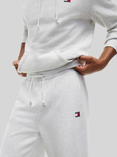 Tommy Jeans Regular Fit Sweatpants aus Baumwoll-Mix Hellgrau Melange 3