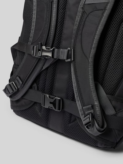 Produktfoto, schwarze verstellbare Schulterträger und Schnallen vom Rucksack mit Logo-Stitching Modell 'BOREALIS' von The North Face, strukturierte Mesh-Oberfläche, Kontext: Herren Rucksack, geteiltes Hauptfach mit Reißverschluss, Maße 40x46x15 cm, Schulterriemen 63 cm.