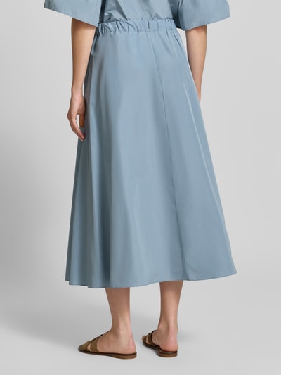 Frauenmodel trägt Midi-Rock mit Baumwoll-Anteil Modell 'FORMICA' von Weekend Max Mara, Optik: Unifarben, Ausgestellt, Midi-Länge, Kellerfalte, Nahtreißverschluss, Bundabschluss: elastisch, Saum: gerade, Seitliche Eingrifftaschen, Ganzkörperansicht Rückansicht.