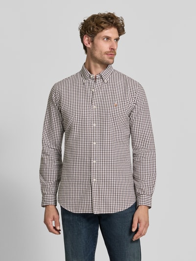Männermodel trägt Custom Fit Freizeithemd aus reiner Baumwolle von Polo Ralph Lauren in Braun-Weiß kariert, Ganzkörperansicht von vorne.