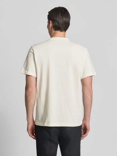 Männermodel trägt Regular Fit T-Shirt aus reiner Baumwolle Modell 'HASPEN' von SELECTED HOMME, Optik: Unifarben, Jersey, Ganzkörperansicht Rückansicht.