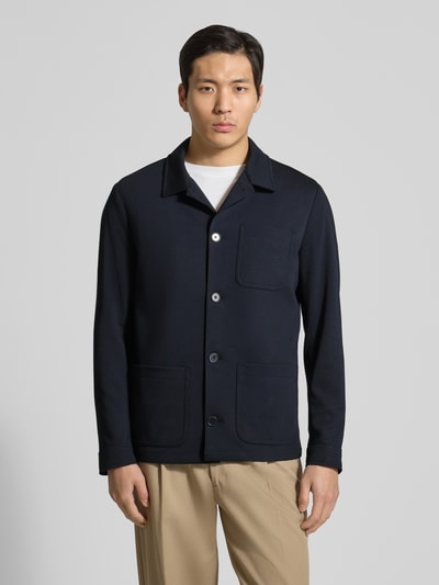 Männermodel trägt Slim Fit Hemdjacke mit Kentkragen Modell 'DiJohn' von Zuitable, Material-Mix mit Viskose-Anteil, Ganzkörperansicht von vorne.