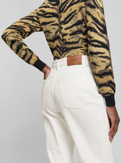 Frauenmodel trägt Flared Fit Jeans mit Pattentaschen von ROTATE aus Reine Baumwolle, cremeweiß, Gesäßtaschen, Nahaufnahme Rückansicht.