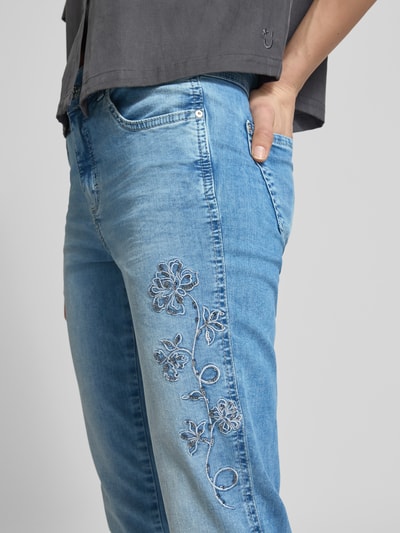 Frauenmodel trägt Jeans in verkürzter Passform mit Stitchings Modell 'CIRA BOHO' von Angels, Baumwoll-Mix, Nahaufnahme Oberschenkel.