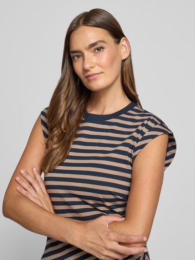 Frauenmodel trägt Regular Fit T-Shirt aus reiner Baumwolle Modell 'Epka_striped1' von BOSS, Damen T-Shirt, blau-beige Streifen, Nahaufnahme Oberkörper.