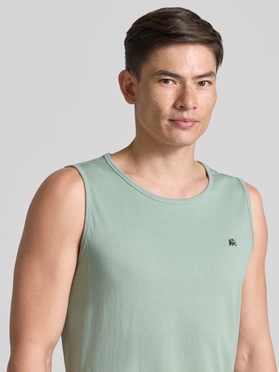 Männermodel trägt Tanktop mit Rundhalsausschnitt und Logo-Print von Lerros in Mintgrün, reine Baumwolle, Regular Fit, Nahaufnahme Oberkörper.
