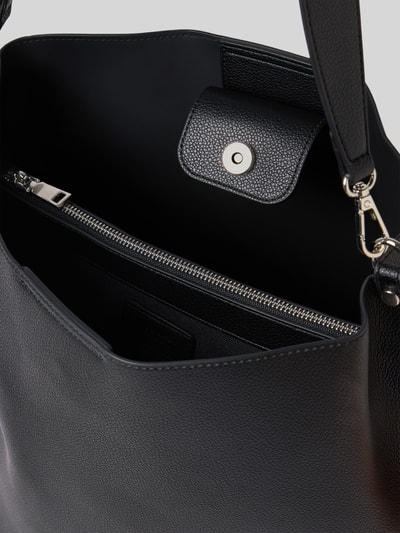 Produktfoto, schwarze Handtasche in Leder-Optik Modell 'Nelma' von Seidenfelt, Magnetverschluss, abnehmbare Schulterriemen, Innenfach, Detailaufnahme