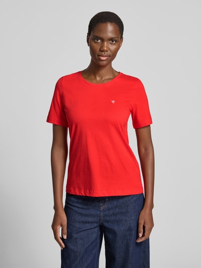 Frauenmodel trägt T-Shirt mit Motiv-Stitching und Rundhalsausschnitt von Christian Berg Woman, Reine Baumwolle, Regular-Fit, rote Farbe, Rückenlänge 59 cm bei Größe S, Ganzkörperansicht von vorne.