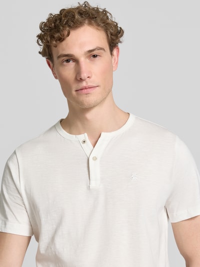 Männermodel trägt T-Shirt mit kurzer Knopfleiste von Lerros in Offwhite, Reine Baumwolle, Gerader-Schnitt, Logo-Stitching, Nahaufnahme Oberkörper