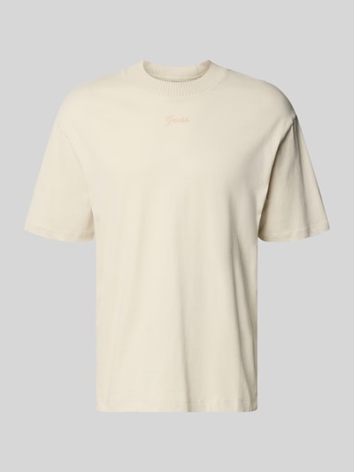 Produktfoto, T-Shirt mit Label-Detail von Guess in Creme, reine Baumwolle, lockerer Schnitt, gerippter Rundhalsausschnitt, neutrale Textur