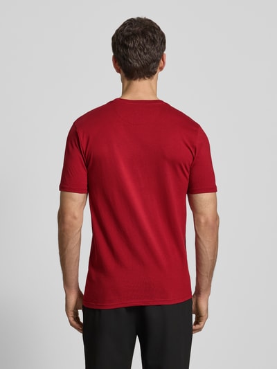 Männermodel trägt Regular Fit T-Shirt mit Logo-Stitching von Scotch & Soda, Herren T-Shirt aus reiner Baumwolle, Rückenlänge 71 cm, Ganzkörperansicht Rückansicht.