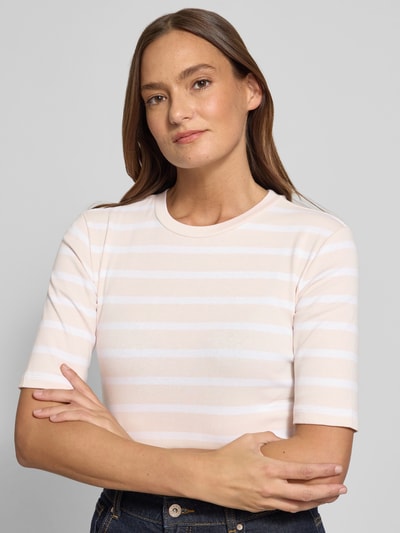 Frauenmodel trägt Basic T-Shirt Ringel O-Neck von Christian Berg Woman in Rosa-Weiß, körpernah, halbarm, Nahaufnahme Oberkörper.