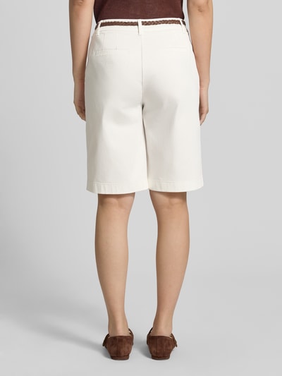Frauenmodel trägt Bermudas mit Gürtel von Comma, Weiß, Baumwoll-Mix mit Stretch-Anteil, Regular-Fit, Eingrifftaschen, Ganzkörperansicht Rückansicht.