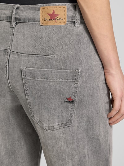Frauenmodel trägt Straight Fit Jeans mit Viskose-Anteil Modell 'Barrel' von Buena Vista, grauer Denim, Detailaufnahme Rückansicht.