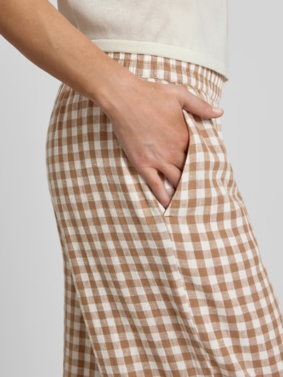 Frauenmodel trägt Culotte aus Leinen-Viskose-Mix mit elastischem Bund von B.Young, kariertes Muster, beige-weiß, Nahaufnahme Oberkörper, Kontext: Damen Culotte, Cropped Fit, Modell 'FALAKKA', elastischer Bund, Bundweite 38 cm, Innenbeinlänge 60 cm, Größe 36.