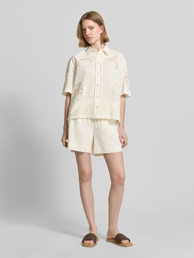 Frauenmodel trägt Bluse aus Leinen-Baumwoll-Mix mit Motiv-Stitching von Jake*s Casual, naturweiß, Gerader-Schnitt, Hemdblusenkragen, Knopfleiste, 3/4-Arm, Struktur mit Lochmuster-Details, Ganzkörperansicht von vorne.