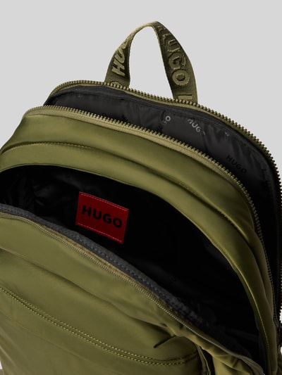 Produktfoto, olivgrüner Rucksack mit Label-Detail Modell 'AYDEN' von HUGO, glatte Struktur, schwarzes Innenfutter mit Logo, Herren Rucksack von HUGO