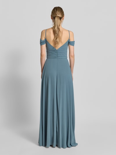 Frauenmodel trägt Maxikleid im Off-Shoulder-Look mit Gehschlitz von Mascara in Blau, mit Drapierungen, A-Linie, Rückenlänge 128 cm, Brustweite 33 cm, Ganzkörperansicht Rückansicht.