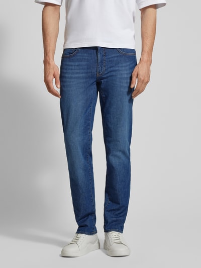 Männermodel trägt Sraight Fit Jeans mit Eingrifftaschen Modell 'Cadiz' von Brax, Used-Look, Baumwoll-Elasthan-Mix, Ganzkörperansicht von vorne.