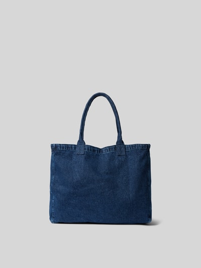 Produktfoto, Tote Bag in Denim-Optik von Anine Bing aus reiner Baumwolle mit Logo-Print, offenem Hauptfach und Schulterriemen, 50 cm Breite, 39 cm Länge, 18 cm Tiefe, dunkelblauer Stoff mit weicher Textur.