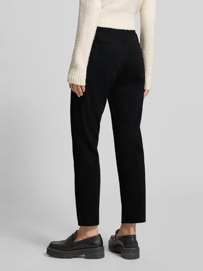 Männermodel trägt schwarze Regular Fit Hose aus Lyocell-Mix Modell 'ELFO' von Weekend Max Mara, Damen Schmale Hose, Ganzkörperansicht Rückansicht